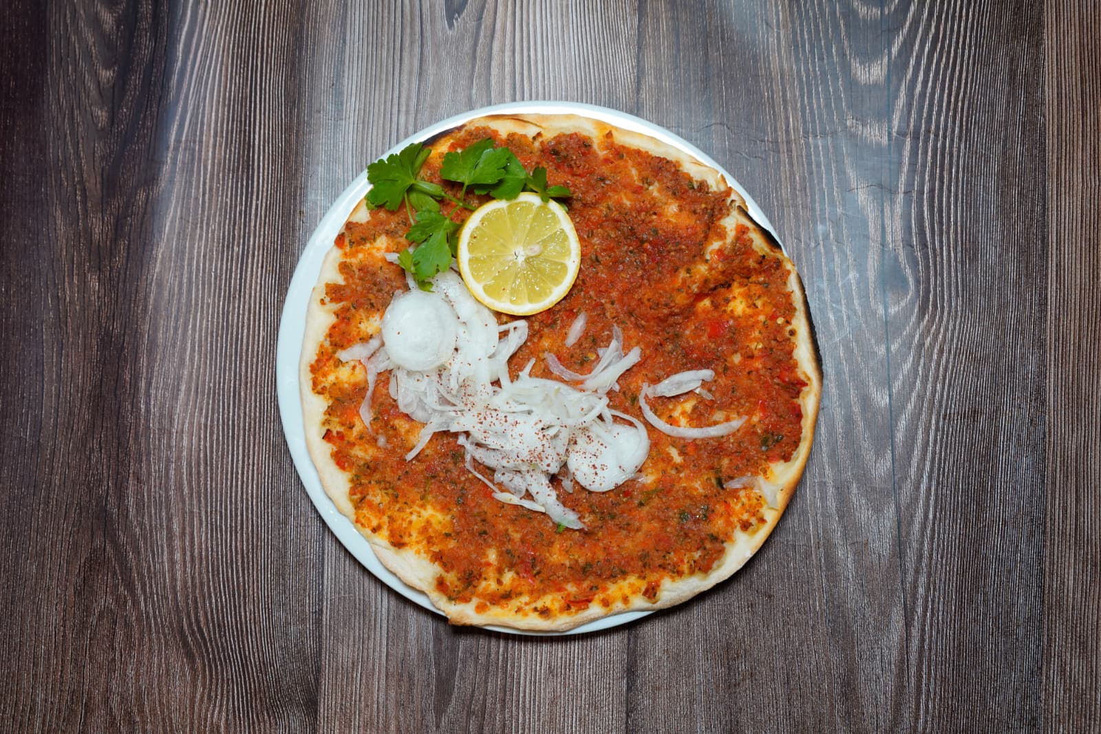 Frisch gebackener Lahmacun im Restaurant Istanbul